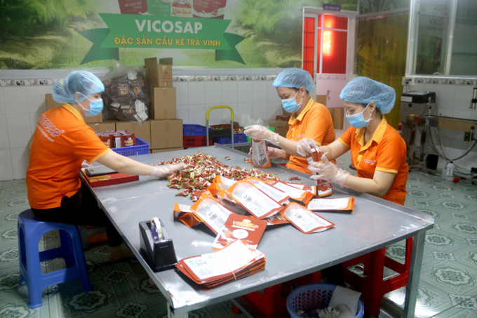 Đóng gói kẹo dừa sáp tại Công ty TNHH Chế biến Dừa sáp Cầu Kè. Ảnh: Thanh Hoà - TTXVN Giữ gìn giống dừa sáp đặc sản Cầu Kè ảnh 3