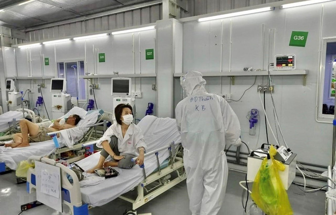 Bên trong phòng cấp cứu bệnh nhân COVID-19 nặng của Trung tâm Hồi sức Tích cực COVID-19 bệnh viện Việt Đức tại Bệnh viện Dã chiến 13 (huyện Bình Chánh, Thành phố Hồ Chí Minh). Ảnh: TTXVN phát Khẩn trương hướng dẫn thủ tục giải quyết chế độ bảo hiểm xã hội cho người lao động mắc COVID-19 ảnh 1