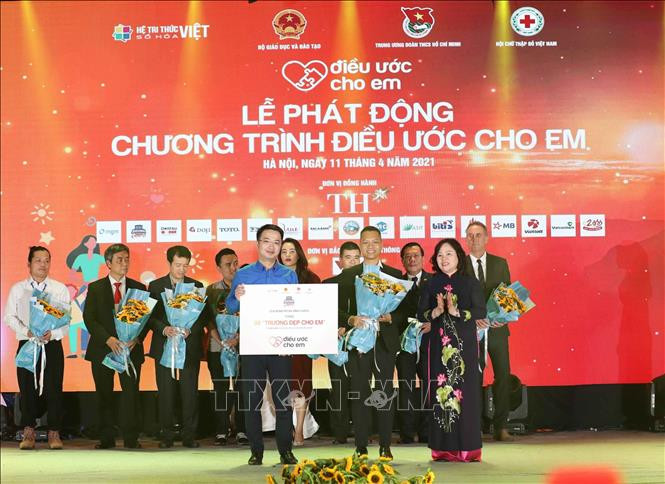 Các đơn vị đồng hành cùng chương trình trao tượng trưng tài trợ. Ảnh: Thanh Tùng - TTXVN Chung tay thực hiện “Điều ước cho em” để phát triển giáo dục tại các địa bàn khó khăn ảnh 3