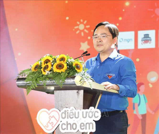 Đồng chí Nguyễn Anh Tuấn, Uỷ viên BCH Trung ương Đảng, Bí thư thứ nhất BCH Trung ương Đoàn TNCS Hồ Chí Minh phát biểu tại buổi lễ. Ảnh: Thanh Tùng - TTXVN Chung tay thực hiện “Điều ước cho em” để phát triển giáo dục tại các địa bàn khó khăn ảnh 5