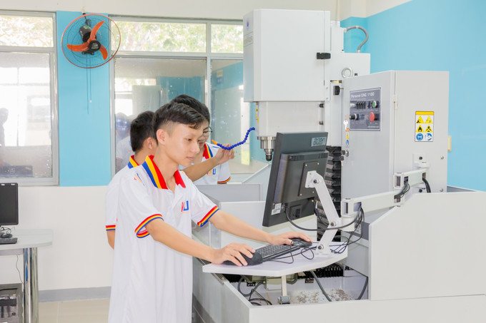 Sinh viên trường Đại học Công nghệ Thông tin và Truyền thông Việt-Hàn (Đại học Đà Nẵng) nghiên cứu học tập. Ảnh: TTXVN phát Điều chỉnh lộ trình tăng học phí: Phù hợp thực tiễn, giảm bớt khó khăn cho học sinh, sinh viên ảnh 1