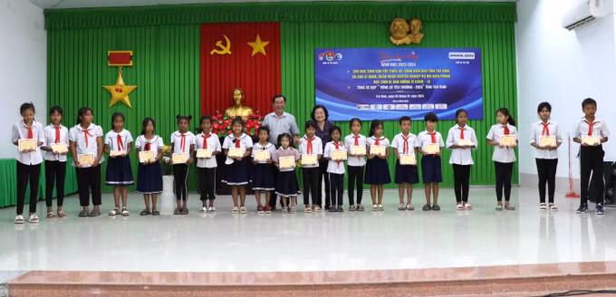Trao học bổng cho học sinh nghèo, dân tộc thiểu số ở Trà Vinh ảnh 3