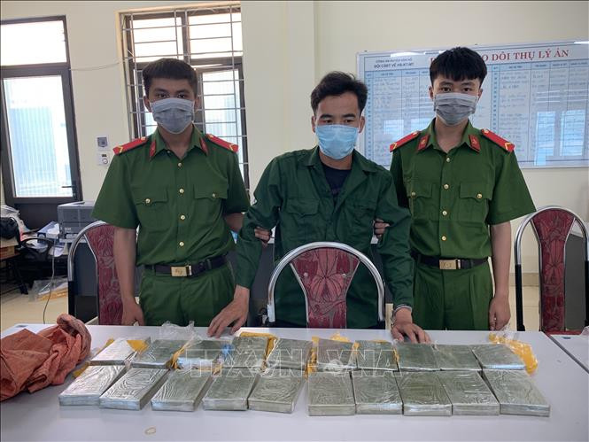 Đối tượng Phàng A Lư cùng tang vật tại cơ quan Công an. Ảnh: TTXVN phát. Sơn La liên tiếp bắt quả tang hai vụ lớn về ma túy ảnh 1