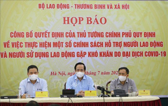 Bộ trưởng Bộ Lao động - Thương binh và Xã hội Đào Ngọc Dung phát biểu tại buổi họp báo. Ảnh: Hoàng Hiếu - TTXVN Từ ngày 8/7, người lao động và người sử dụng lao động có thể tiếp cận gói hỗ trợ trị giá 26.000 tỷ đồng ảnh 3
