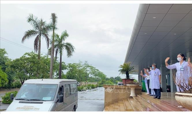 Bệnh viện Bệnh Nhiệt đới Trung ương tiễn nhóm cán bộ y tế đầu tiên gồm 16 người lên đường vào Thành phố Hồ Chí Minh chống dịch. Ảnh: TTXVN phát Dịch COVID-19: Bộ Y tế huy động gần 10 nghìn cán bộ, nhân viên y tế chi viện cho Thành phố Hồ Chí Minh ảnh 2