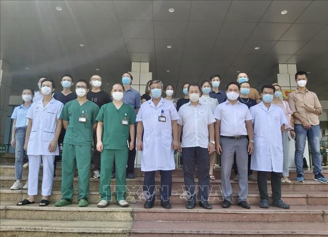 Bệnh viện Bệnh Nhiệt đới Trung ương tiễn nhóm cán bộ y tế đầu tiên gồm 16 người lên đường vào Thành phố Hồ Chí Minh chống dịch. Ảnh: TTXVN phát Dịch COVID-19: Bộ Y tế huy động gần 10 nghìn cán bộ, nhân viên y tế chi viện cho Thành phố Hồ Chí Minh ảnh 1
