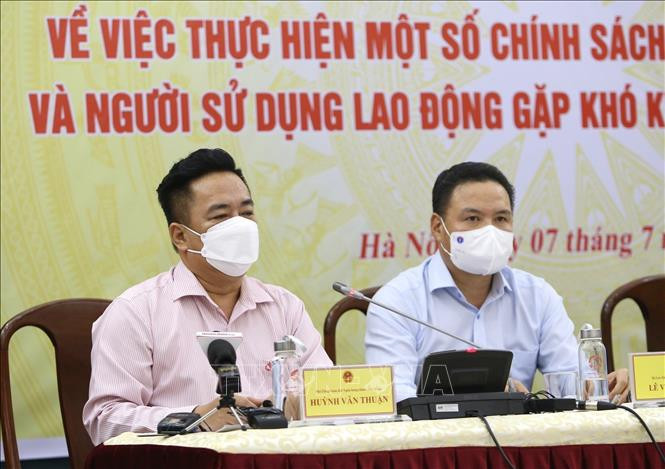 Phó Tổng giám đốc Ngân hàng Chính sách Xã hội Huỳnh Văn Thuận ( bên trái) phát biểu về gói hỗ trợ vay vốn cho các đối tượng bị ảnh hưởng bởi dịch COVID-19. Ảnh: Hoàng Hiếu - TTXVN Từ ngày 8/7, người lao động và người sử dụng lao động có thể tiếp cận gói hỗ trợ trị giá 26.000 tỷ đồng ảnh 2