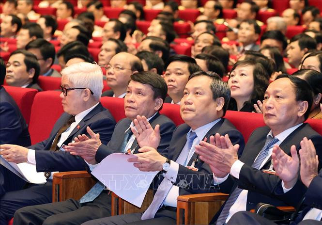 Đồng chí Nguyễn Đức Lợi (thứ hai, từ trái sang), Ủy viên Trung ương Đảng, Tổng giám đốc TTXVN và các đại biểu dự phiên tham luận tại hội trường, sáng 27/1. Ảnh: TTXVN Đại hội XIII của Đảng: Cụ thể hóa chiến lược phát triển đất nước gắn với động lực phát triển từng vùng, từng địa phương ảnh 2