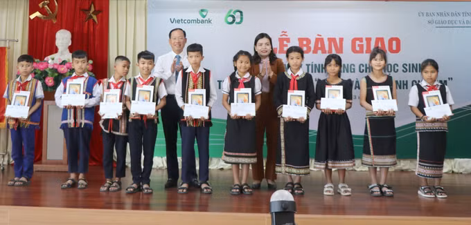 Trao tặng gần 11.400 máy tính bảng cho học sinh vùng sâu, vùng xa tỉnh Kon Tum ảnh 1