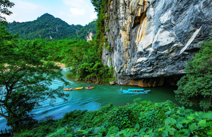 Cảnh vật bên ngoài cửa động Phong Nha đẹp như một bức tranh. Ảnh: TTXVN phát Xây dựng Phong Nha trở thành điểm đến thân thiện và an toàn ảnh 1