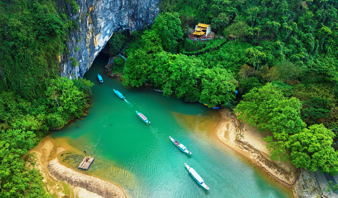 Những chiếc thuyền tại Bến thuyền Du lịch Phong Nha đưa du khách vào tham quan Động Phong Nha. Ảnh: TTXVN phát Xây dựng Phong Nha trở thành điểm đến thân thiện và an toàn ảnh 3