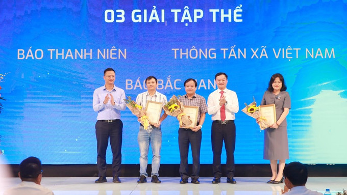 Phó Tổng Giám đốc Thông tấn xã Việt Nam Nguyễn Thị Sự (phải) cùng đại diện Báo Thanh Niên, Báo Bắc Giang được Ban Tổ chức trao giải Tập thể Giải báo chí viết về ngành giao thông vận tải. Ảnh: bnews.vn Thông tấn xã Việt Nam đạt giải Tập thể Giải báo chí viết về ngành giao thông ảnh 1