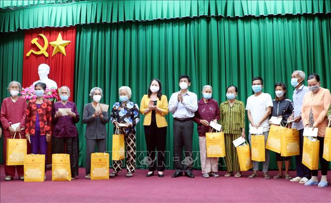Phó Chủ tịch nước Võ Thị Ánh Xuân tặng quà cho hộ nghèo tại huyện Mỹ Tú Sóc Trăng. Ảnh: Trung Hiếu-TTXVN Phó Chủ tịch nước Võ Thị Ánh Xuân thăm, làm việc tại tỉnh Sóc Trăng ảnh 2
