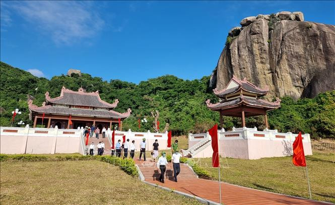 Khách tham quan đền thờ Anh hùng dân tộc Nguyễn Trung Trực tại xã Cát Hải (Phù Cát, Bình Định). Ảnh: Tường Quân - TTXVN Huyện Phù Cát vươn lên từ xây dựng nông thôn mới ảnh 3