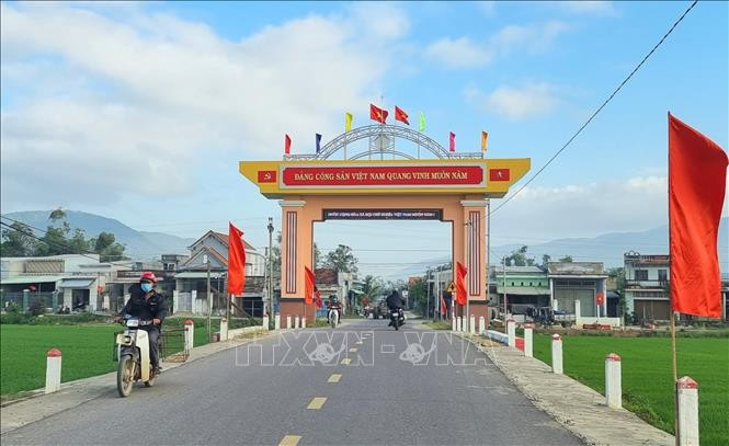 Huyện Phù Cát hiện có 100% tuyến đường huyện đảm bảo ô tô đi lại và kết nối với trung tâm hành chính các xã trên địa bàn. Ảnh: Tường Quân - TTXVN Huyện Phù Cát vươn lên từ xây dựng nông thôn mới ảnh 5