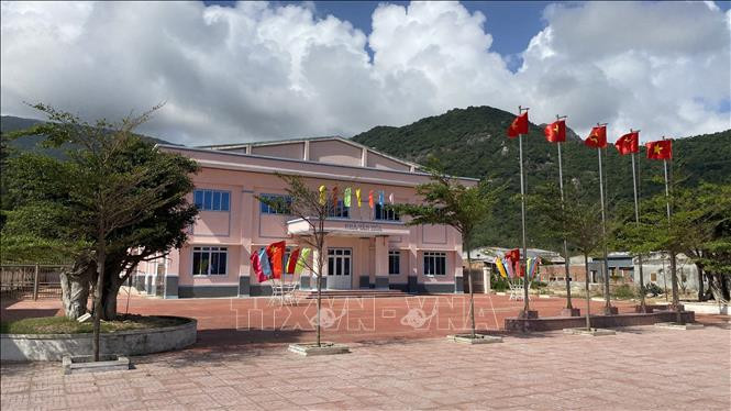Nhà sinh hoạt văn hóa xã Cát Hải (Phù Cát, Bình Định) được đầu tư xây dựng khang trang. Ảnh: Tường Quân – TTXVN Huyện Phù Cát vươn lên từ xây dựng nông thôn mới ảnh 6