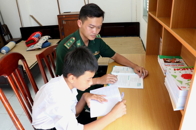 Từ khi được Đồn Biên phòng nhận nuôi, kết quả học tập của em Võ Vũ Trường Giang đạt giỏi. Ảnh: Hữu Chí - TTXVN Điểm tựa vững chắc cho học sinh vùng biên ải ảnh 2