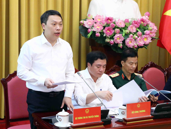 Thứ trưởng Bộ Thông tin và Truyền thông Nguyễn Huy Dũng thông tin những điểm quan trọng của Luật Giao dịch điện tử (sửa đổi). Ảnh: Phạm Kiên - TTXVN Công bố Lệnh của Chủ tịch nước về 8 Luật vừa được Quốc hội thông qua ảnh 2