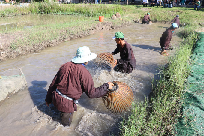Khu Du lịch văn hóa Phương Nam, huyện lấp Vò tái hiện trải nghiệm đánh bắt cá bằng nôm. Ảnh: Nguyễn Văn Trí – TTXVN Phát huy giá trị làng nghề truyền thống kết hợp phát triển du lịch địa phương ảnh 5
