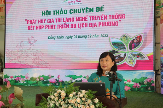 Bà Trương Thị Diệp, Phó Chủ tịch UBND huyện Lấp Vò, thảo luận về giá trị Làng nghề dệt chiếu kết hợp du lịch. Ảnh: Nguyễn Văn Trí – TTXVN Phát huy giá trị làng nghề truyền thống kết hợp phát triển du lịch địa phương ảnh 3
