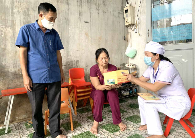 Nhân viên y tế phường Phù Đổng (TP. Pleiku) phát tờ rơi tuyên truyền phòng-chống sốt xuất huyết đến người dân. Ảnh: gialai.gov.vn Nhân viên y tế phường Phù Đổng (TP. Pleiku) phát tờ rơi tuyên truyền phòng-chống sốt xuất huyết đến người dân. Ảnh: gialai.gov.vn