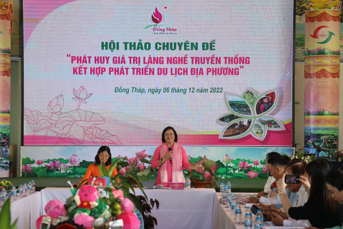 Bà Huỳnh Thị Hoài Thu – Giám đốc sở Văn hóa Thể thao và Du lịch tỉnh Đồng Tháp chủ trì Hội thảo chuyên đề “Phát huy giá trị làng nghề truyền thống kết hợp phát triển du lịch địa phương”. Ảnh: Nguyễn Văn Trí – TTXVN Phát huy giá trị làng nghề truyền thống kết hợp phát triển du lịch địa phương ảnh 2