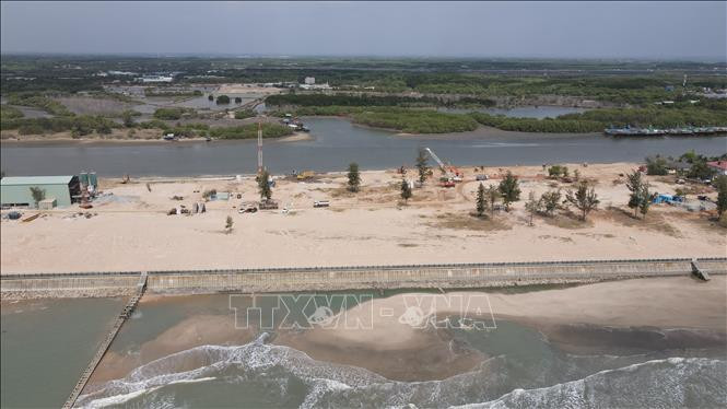 Tuyến kè bảo vệ hạ lưu bờ sông Ray(xã Phước Thuận, huyện Xuyên Mộc, tỉnh Bà Rịa – Vũng Tàu). Ảnh: Ngọc Sơn - TTXVN Ứng dụng công nghệ mới chống xói lở dải ven bờ ảnh 3