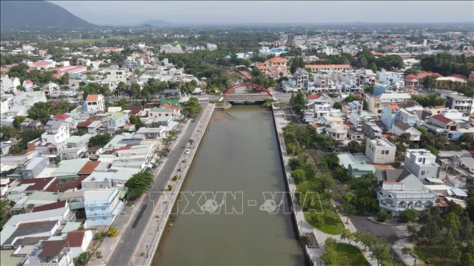 Công ty cổ phần Khoa học Công nghệ Việt Nam tiến hành thử nghiệm xây dựng một đoạn bờ kè chiều dài 100m tại sông Dinh, thuộc phường Phước Trung, thành phố Bà Rịa, tỉnh Bà Rịa - Vũng Tàu. Ảnh: Ngọc Sơn - TTXVN Ứng dụng công nghệ mới chống xói lở dải ven bờ ảnh 1