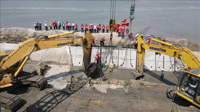 Hợp long về đích sớm Dự án toàn tuyến kè bảo vệ hạ lưu bờ sông Ray, xã Phước Thuận, huyện Xuyên Mộc, tỉnh Bà Rịa – Vũng Tàu. Ảnh: Ngọc Sơn - TTXVN Ứng dụng công nghệ mới chống xói lở dải ven bờ ảnh 2