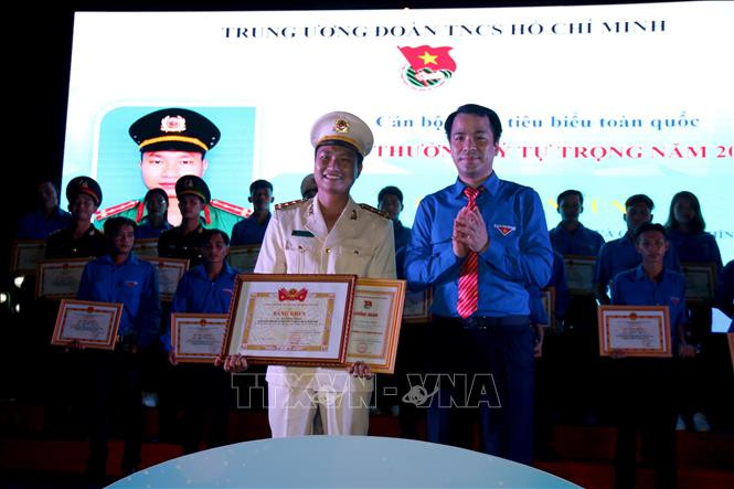 Trao giải thưởng Lý Tự Trọng của Trung ương đoàn cho cán bộ đoàn viên tiêu biểu toàn quốc. Ảnh: Nguyễn Thanh - TTXVN Hành trình Tuổi trẻ Bình Thuận với biển đảo quê hương ảnh 1