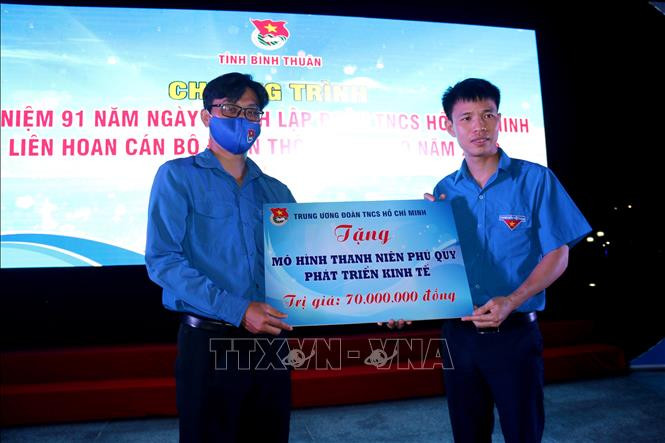 Trung ương Đoàn tặng mô hình thanh niên Phú Quý phát triển kinh tế. Ảnh: Nguyễn Thanh - TTXVN Hành trình Tuổi trẻ Bình Thuận với biển đảo quê hương ảnh 7