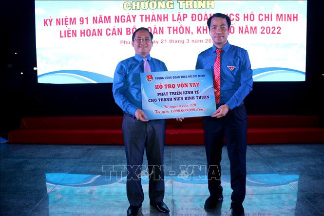 Đồng chí Ngô Văn Cương, Bí thư Trung ương Đoàn trao 1 tỷ đồng hỗ trợ vốn vay phát triển kinh tế cho thanh niên Bình Thuận. Ảnh: Nguyễn Thanh - TTXVN Hành trình Tuổi trẻ Bình Thuận với biển đảo quê hương ảnh 2