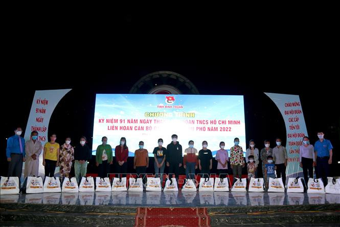 Trung ương Đoàn tặng quà “triệu túi an sinh” cho người nghèo tại huyện đảo Phú Quý. Ảnh: Nguyễn Thanh - TTXVN Hành trình Tuổi trẻ Bình Thuận với biển đảo quê hương ảnh 6