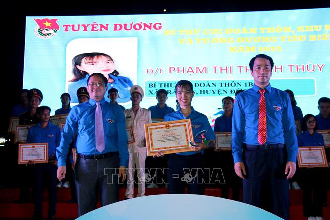 Tuyên dương Bí thư chi đoàn thôn, khu phố tiêu biểu. Ảnh: Nguyễn Thanh - TTXVN Hành trình Tuổi trẻ Bình Thuận với biển đảo quê hương ảnh 4