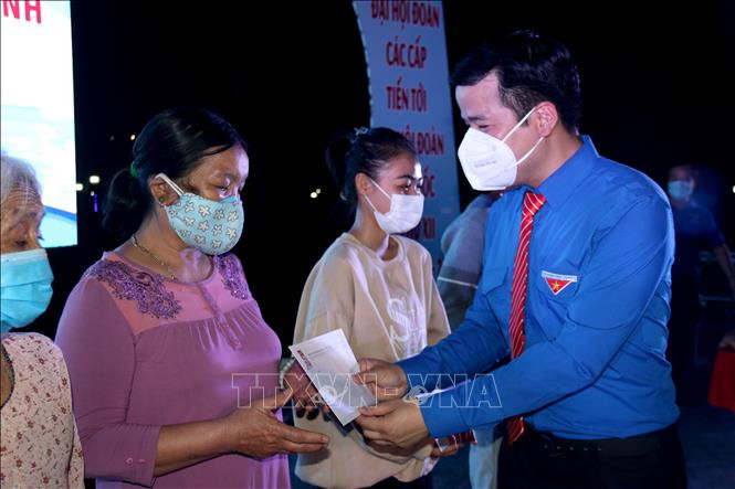 Đồng chí Ngô Văn Cương, Bí thư Trung ương Đoàn tặng quà hỗ trợ người nghèo tại huyện đảo Phú Quý, Bình Thuận. Ảnh: Nguyễn Thanh - TTXVN Hành trình Tuổi trẻ Bình Thuận với biển đảo quê hương ảnh 5