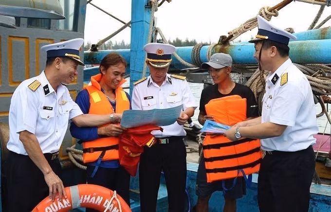 Vùng 2 Hải quân hỗ trợ ngư dân vươn khơi bám biển ảnh 3