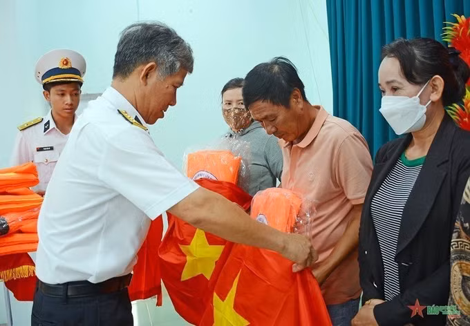 Vùng 2 Hải quân hỗ trợ ngư dân vươn khơi bám biển ảnh 2