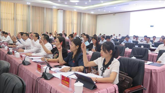 Đại biểu biểu quyết thông qua các nghị quyết tại kỳ họp. Ảnh: Hương Thu - TTXVN Lào Cai chủ động giao vốn thực hiện các chương trình mục tiêu quốc gia ảnh 2