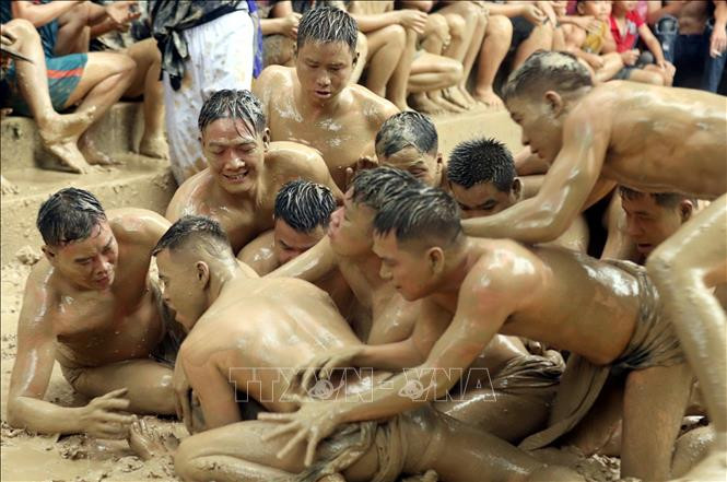 Các quân cầu tranh cầu. Ảnh: Đồng Thúy - TTXVN Lễ hội vật cầu nước làng Vân, Bắc Giang được công nhận là Di sản văn hóa phi vật thể quốc gia ảnh 5
