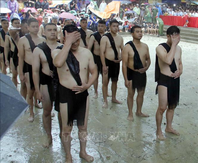 Các quân cầu tiến hành các nghi lễ trước khi chơi cướp cầu. Ảnh: Đồng Thúy - TTXVN Lễ hội vật cầu nước làng Vân, Bắc Giang được công nhận là Di sản văn hóa phi vật thể quốc gia ảnh 2