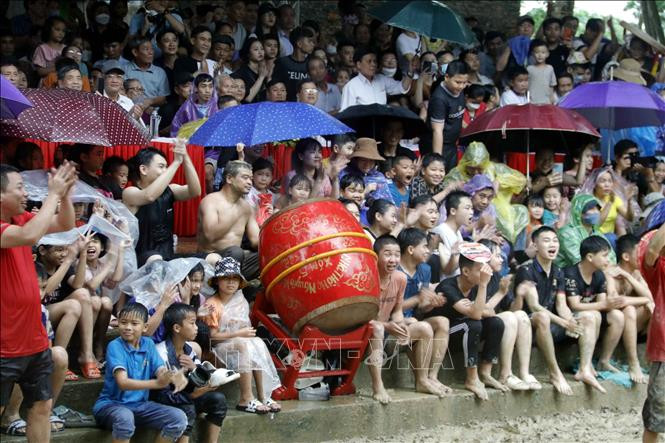 Đông đảo người dân đến xem lễ hội. Ảnh: Đồng Thúy - TTXVN Lễ hội vật cầu nước làng Vân, Bắc Giang được công nhận là Di sản văn hóa phi vật thể quốc gia ảnh 4