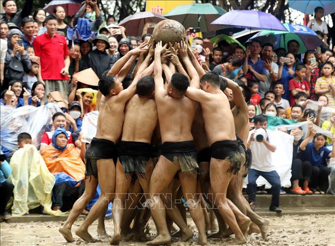 Các quân cầu tranh cầu. Ảnh: Đồng Thúy - TTXVN Lễ hội vật cầu nước làng Vân, Bắc Giang được công nhận là Di sản văn hóa phi vật thể quốc gia ảnh 3