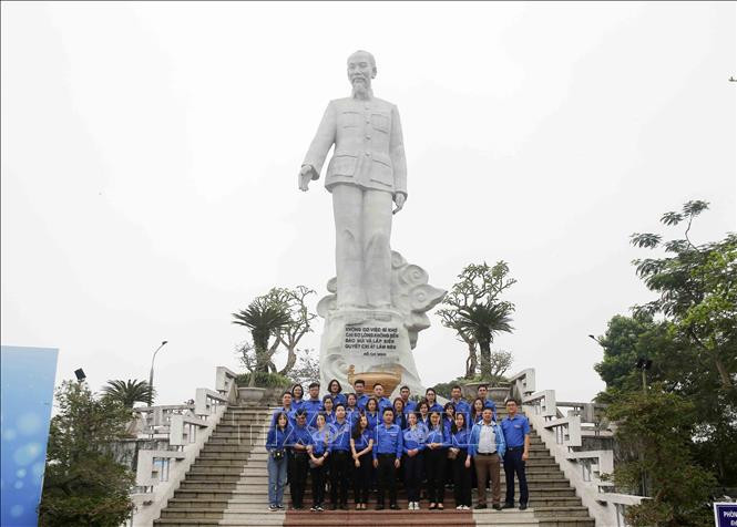 Đoàn Thanh niên TTXVN chụp ảnh lưu niệm tại Tượng đài Chủ tịch Hồ Chí Minh (Nhà máy Thủy điện Hòa Bình). Ảnh: Tuấn Đức - TTXVN Tháng Thanh niên 2021: Tuổi trẻ Thông tấn xã Việt Nam trao tặng 10.000 cây xanh tại Hòa Bình ảnh 4