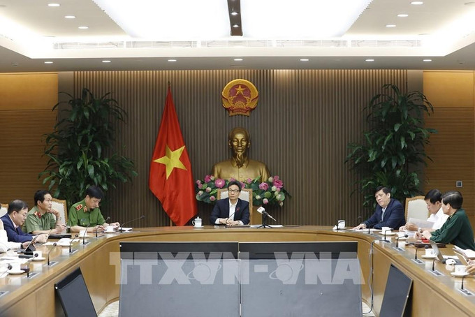 Phó Thủ tướng Vũ Đức Đam, Trưởng Ban Chỉ đạo Quốc gia phòng, chống dịch bệnh COVID-19 chủ trì cuộc họp. Ảnh: Dương Giang - TTXVN Dịch COVID-19: Triển khai chủ trương “hộ chiếu vaccine” trên tinh thần bảo đảm an toàn trên hết ảnh 1