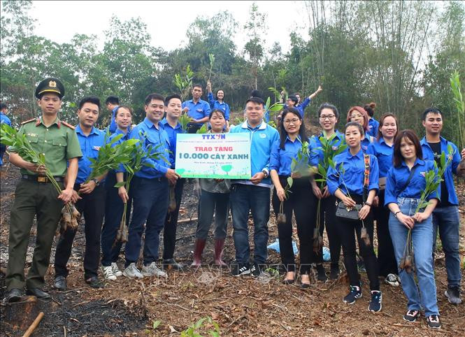 Đoàn viên, thanh niên TTXVN trao tượng trưng 10.000 cây xanh hưởng ứng "Tết trồng cây" năm 2021 và chương trình trồng 1 tỷ cây xanh. Ảnh: Tuấn Đức - TTXVN Tháng Thanh niên 2021: Tuổi trẻ Thông tấn xã Việt Nam trao tặng 10.000 cây xanh tại Hòa Bình ảnh 2