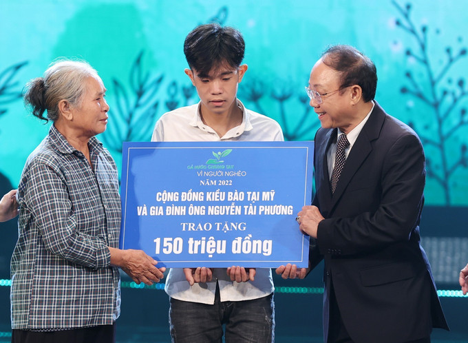 Em Nguyễn Văn Tuấn ở huyện Hạ Hòa, tỉnh Phú Thọ, bị mồ côi cả cha lẫn mẹ khi đang là học sinh tiểu học, đón nhận sự giúp đỡ từ nhà hảo tâm. Ảnh: Dương Giang-TTXVN Thủ tướng Phạm Minh Chính: “Chung tay vì người nghèo” phải bằng những hành động cụ thể, thiết thực ảnh 3