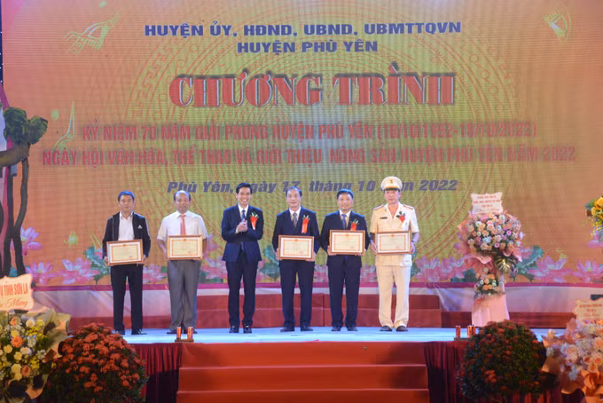 Quyết tâm xây dựng Phù Yên thành huyện phát triển khá của tỉnh Sơn La ảnh 6