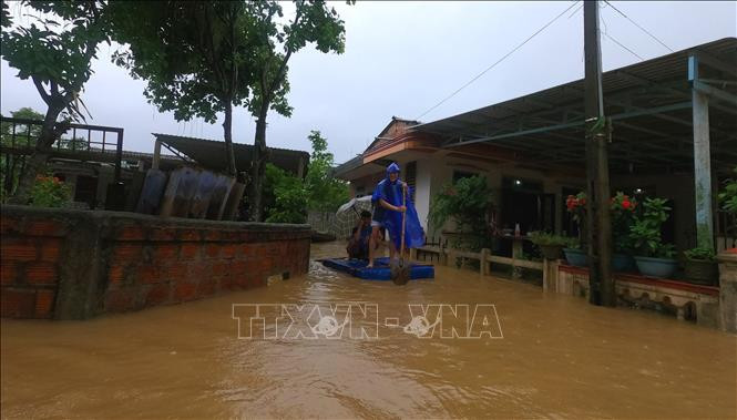 Người dân đã phải di chuyển bằng ghe thuyền trong các khu dân cư bị ngập ở tỉnh Thừa Thiên - Huế. Ảnh: TTXVN phát Miền Trung ứng phó với biến đổi khí hậu (Bài 3) ảnh 1