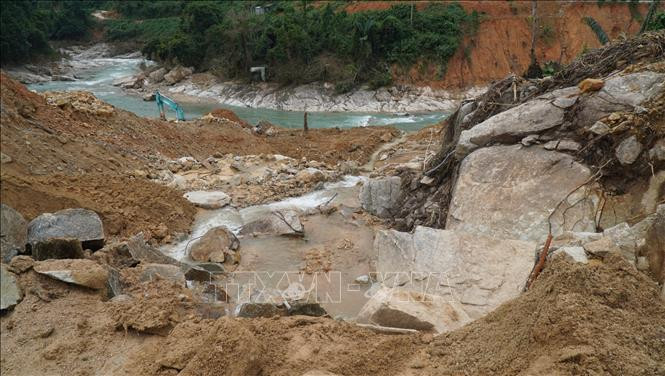 Hiện trường vụ sạt lở đất tại Thuỷ điện Rào Trăng 3. Ảnh: TTXVN phát Miền Trung ứng phó với biến đổi khí hậu (Bài 1) ảnh 2