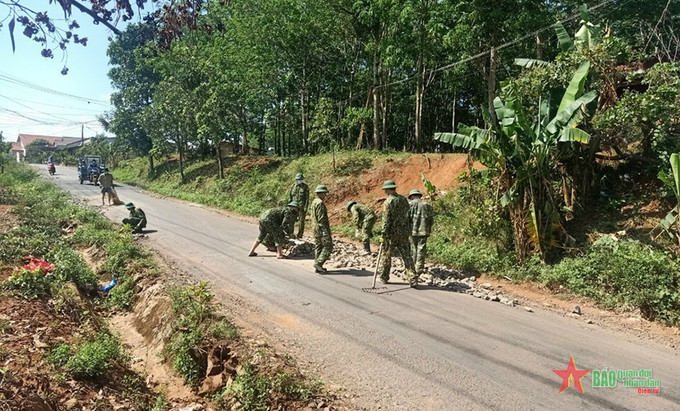 Đoàn viên thanh niên Trung đoàn 720 tu sửa tuyến đường giao thông từ huyện Tuy Đức đi huyện Đăk Rlấp. Ảnh: qdnd.vn Thắt chặt tình quân dân nơi cực nam Tây Nguyên ảnh 3